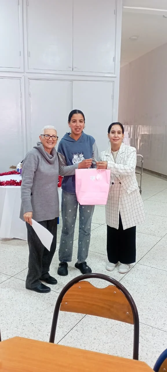 Remise d'un cadeau d'encouragement à une pensionnaire méritante