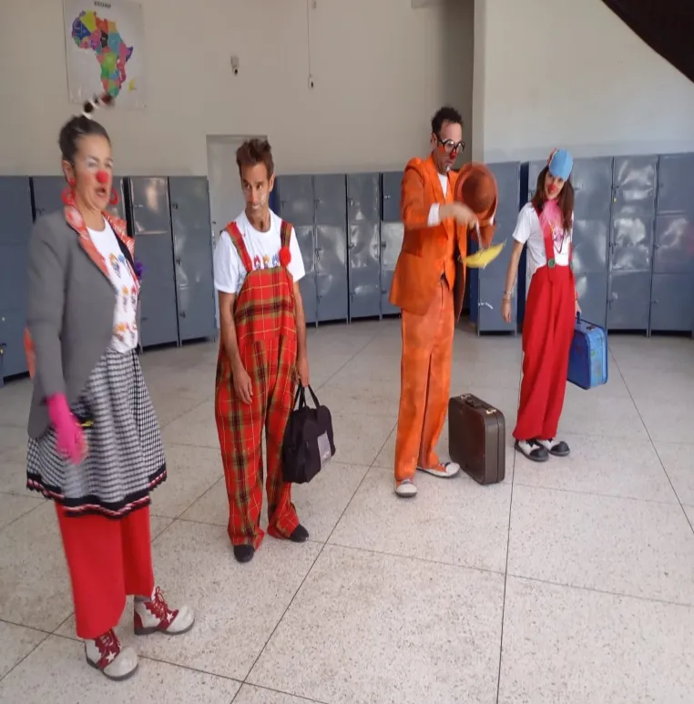 Spectacle des Clowns Sans Frontières devant les pensionnaires