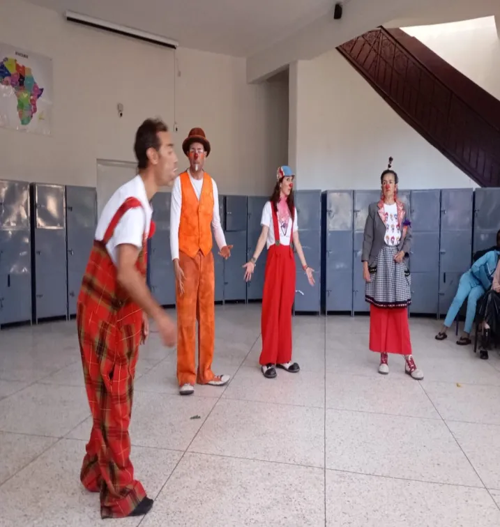 Les artistes en costume devant les pensionnaires