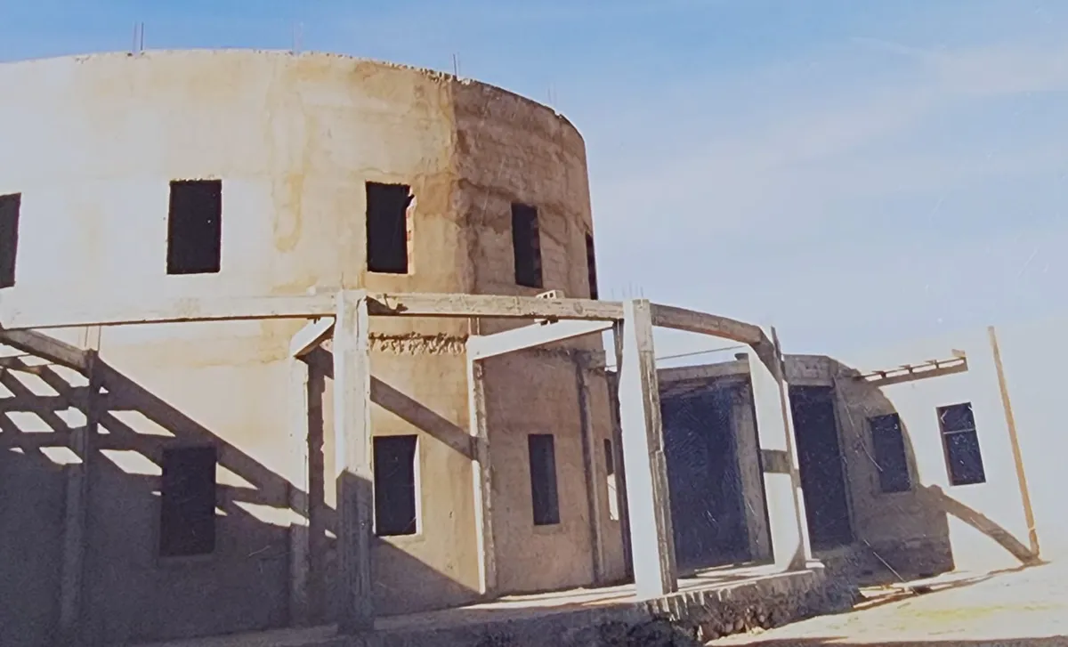 Le bâtiment de l'internat en cours de construction