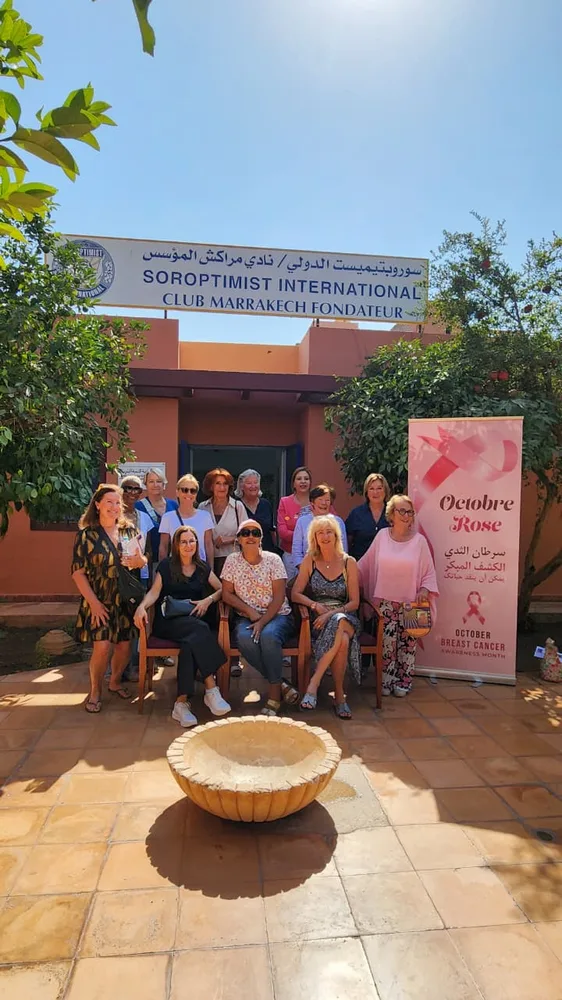 Délégation du Club Soroptimist Fréjus-Saint-Raphaël devant l'internat
