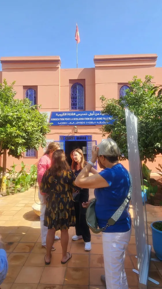 Échanges avec les membres du Club Soroptimist dans le patio