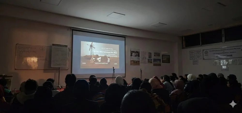 Projection d'un film dans la salle de l'internat