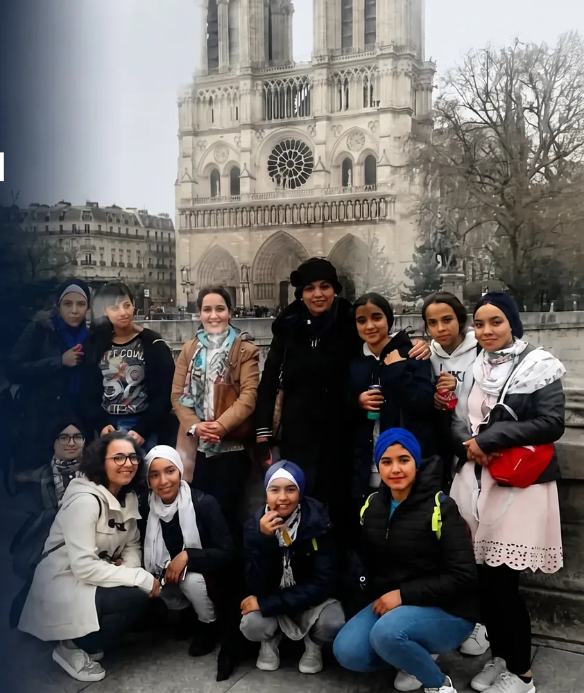 Pensionnaires de l'association devant Notre-Dame de Paris lors du voyage d'échange en France