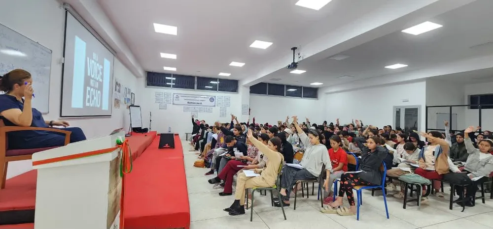 Assemblée de pensionnaires lors d'un atelier d'éloquence