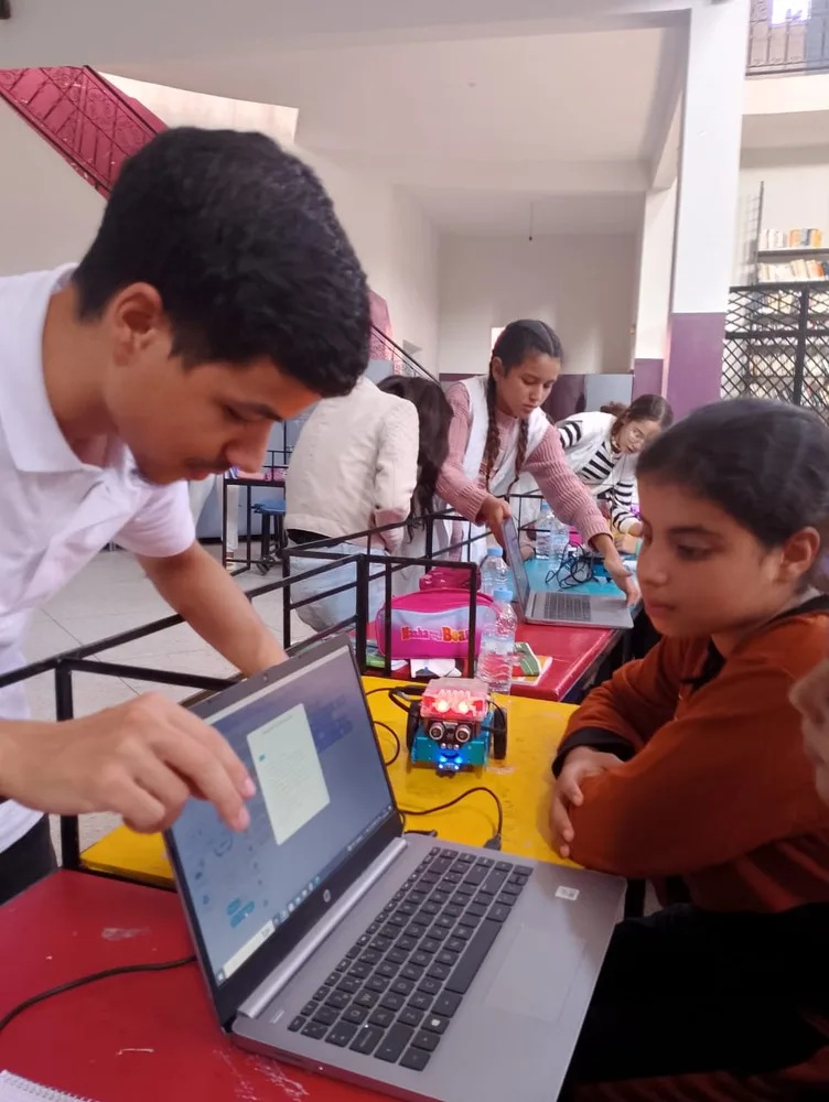 Atelier scientifique avec ordinateur et robot éducatif
