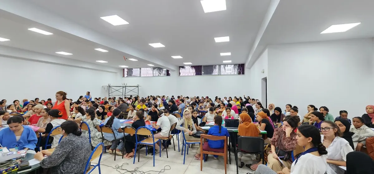 Salle d'étude de l'internat pendant une séance de soutien scolaire