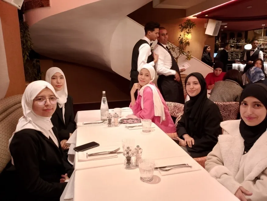 Tables dressées pour le dîner offert par le Restaurant Noto
