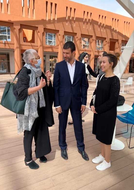 Une pensionnaire en 3e année à l'UPM, avec l'équipe de l'association