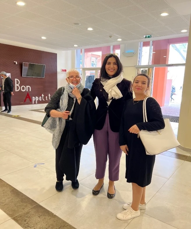 Une ancienne pensionnaire, étudiante à l'UM6P, avec des cadres de l'université